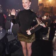 Annet X oblékla šaty od Tomáše Němce. Cenu převzala v dlouhé sukni, na vystoupení s Ewou ji vyměnila za „kožešinovou mini“