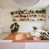 Z praktických důvodů nakombinovali v některých částech bytu dřevěnou podlahu s dlažbou