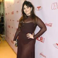 Ewa Farná v šatech od Tomáše Němce. Korzet ji velmi lichotil, stejně tak jako vínová barva