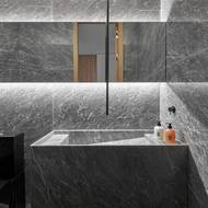 Kromě dřeva zde pracovali také s přírodním kamenem