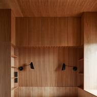 Také v ložnici je dost úložných prostor díky šikovné truhlařině