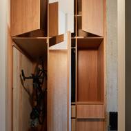 Do dělicí stěny navrhli dokonce i prostor pro kolo