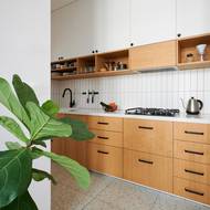 Dubová dvířka jsou vyrobená na míru, korpusy jsou z IKEA