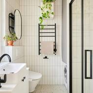 S toaletou se hýbat nedalo, proto v jejím místě vznikla menší koupelna se sprchovým koutem a pračkou