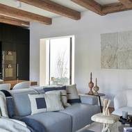 Původně byly trámy pod rákosovým stropem. Autor je nechal obnažit a očistit…