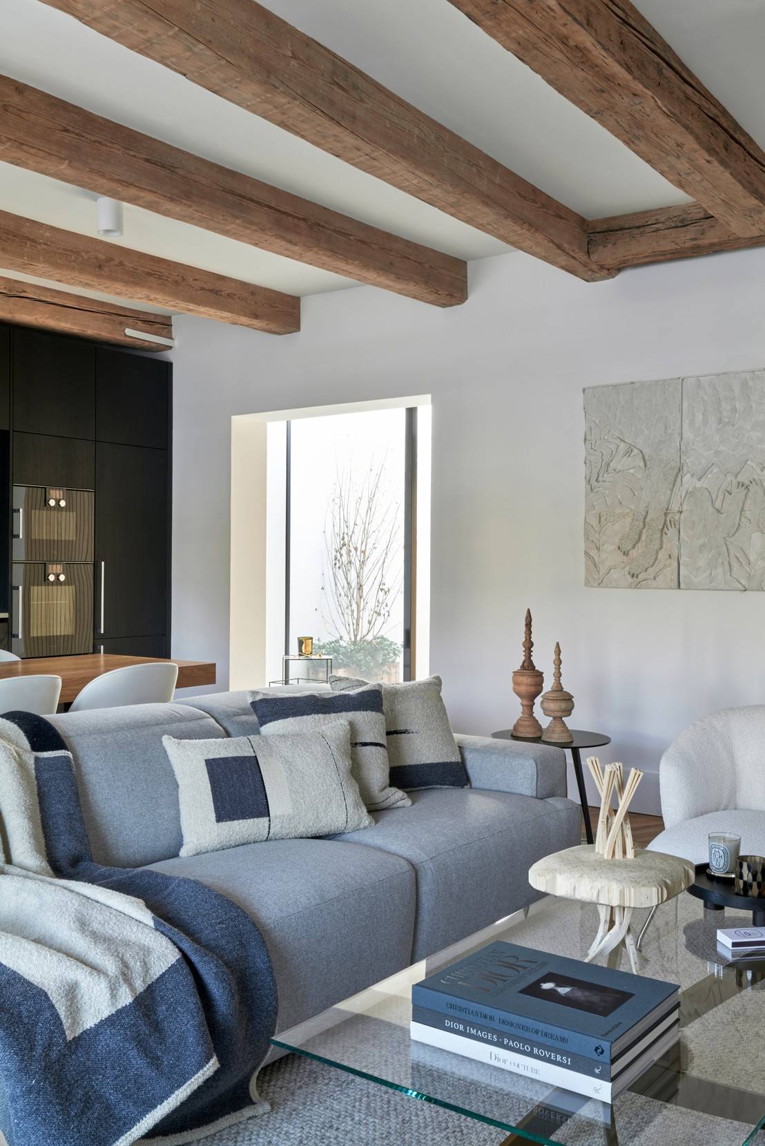 Původně byly trámy pod rákosovým stropem. Autor je nechal obnažit a očistit…