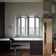 Industriální prvky vyvažuje mimo jiné příjemná dřevěná dýha