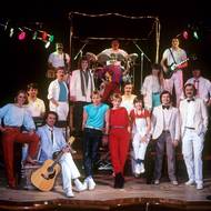 A takhle nějak vypadal osmdesátkový showbyznys v Československu. Uprostřed Iveta Bartošová a Petr Sepeši, nebo Michal David (druhý zprava dole)