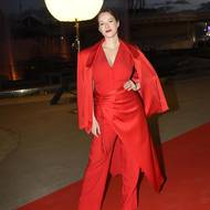 V červené zářila i herečka a zpěvačka Berenika Kohoutová, outfit pochází z dílny Zuzany Kubíčkové