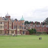 Panství Sandringham leží v hrabství Norfolk, zemřel tu Karlův dědeček Jiří VI. i pradědeček Jiří V. Starší sídlo královská rodina vlastní od 19. století a nechala ho přestavět ve stylu anglické neorenesance. Od roku 1932 odtud britští panovníci vysílali královské vánoční poselství. Alžběta II. zde obvykle trávila Vánoce s rodinou, Karel III. na tuto tradici navázal