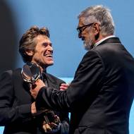 Jiří Bartoška předává v Karlových Varech křišťálový glóbus herci Willemu Dafoe. Rok 2016 