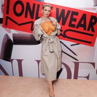 Na večírek kosmetické značky MAC oblékla Julia Fox pouze trenčkot a hrudník zahalila do vymodelované náprsenky. Outfit totiž ladila podle sloganu značky: I Only Wear MAC (Nosím pouze MAC)