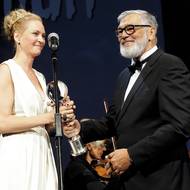 Tento snímek je z 52. ročníku mezinárodního filmového festivalu v Karlových varech v roce 2017. Na fotce je s Jiřím Bartoškou herečka  Uma Thurman 