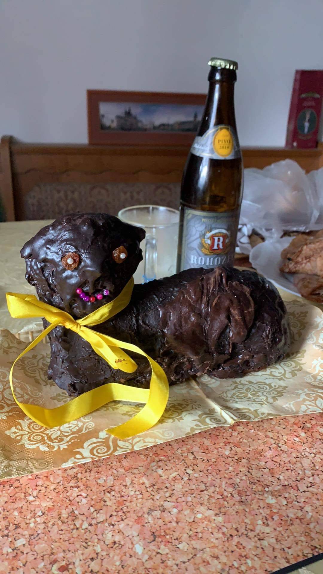 Beránek optimista, který už se těší, až ho spláchnou skleničkou piva