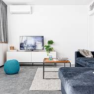 Novému interiéru panelákového bytu dominují světlé barvy, dekor dřeva a betonu