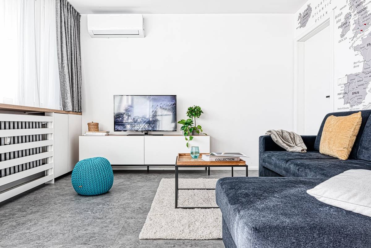 Novému interiéru panelákového bytu dominují světlé barvy, dekor dřeva a betonu