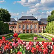 Francouzský, nebo anglický polibek? Můžete si vybrat podle toho, ve které zahradě zámku Dobříš zrovna budete