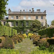 Highgrove House. Rodinná rezidence krále Karla III. a královny Camilly se nachází jižně od Tetbury v Gloucestershiru. Dům z 18. století v georgiánském stylu nechal Karel III. ještě jako princ přestavět