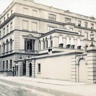 Clarence House byl postaven v letech 1825-1827 a Karel III. ho považuje za svůj domov