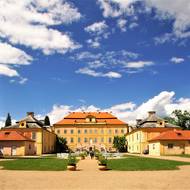 Zámek Krásný Dvůr, který je národní kulturní památkou, nabízí ve svém okolí krásné stavby, jako je čínský pavilon nebo obelisk