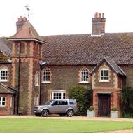 Desetipokojový dům Anmer Hall na panství Sandringham. Zde se princ William a vévodkyně Kate usadili po narození prvního potomka, prince George