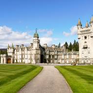 Hrad Balmoral ve Skotsku. Jedno z oblíbených sídel královny Alžběty II. Ráda tu trávila léto a také zde zemřela