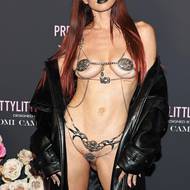 Tento outfit předvedla v roce 2023 na přehlídce Pretty Little Thing