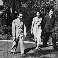 Leni Riefenstahlová s Josephem Goebbelsem a Adolfem Hitlerem. Přitom po válce, když byla vyšetřována, tvrdila, že se s Hitlerem osobně neznala