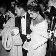 Rok 1957 a za všech okolností elegantní Elizabeth Taylor. Po jejím boku stojí Mike Todd, její manžel číslo tři 