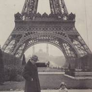 Záhy po svém vzniku vyráželo divadlo do  zahraničí – zde na zájezdu do Paříže v roce 1929