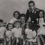 Magda Goebbelsová se všemi svými sedmi dětmi. Nejstaršího Haralda (mladík v uniformě) měla s prvním manželem, zbylých šest dětí s Goebbelsem