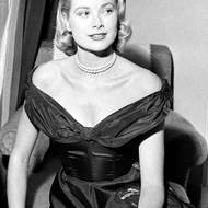 Rok 1955 a Grace Kelly v honosných šatech se spadlými rameny 