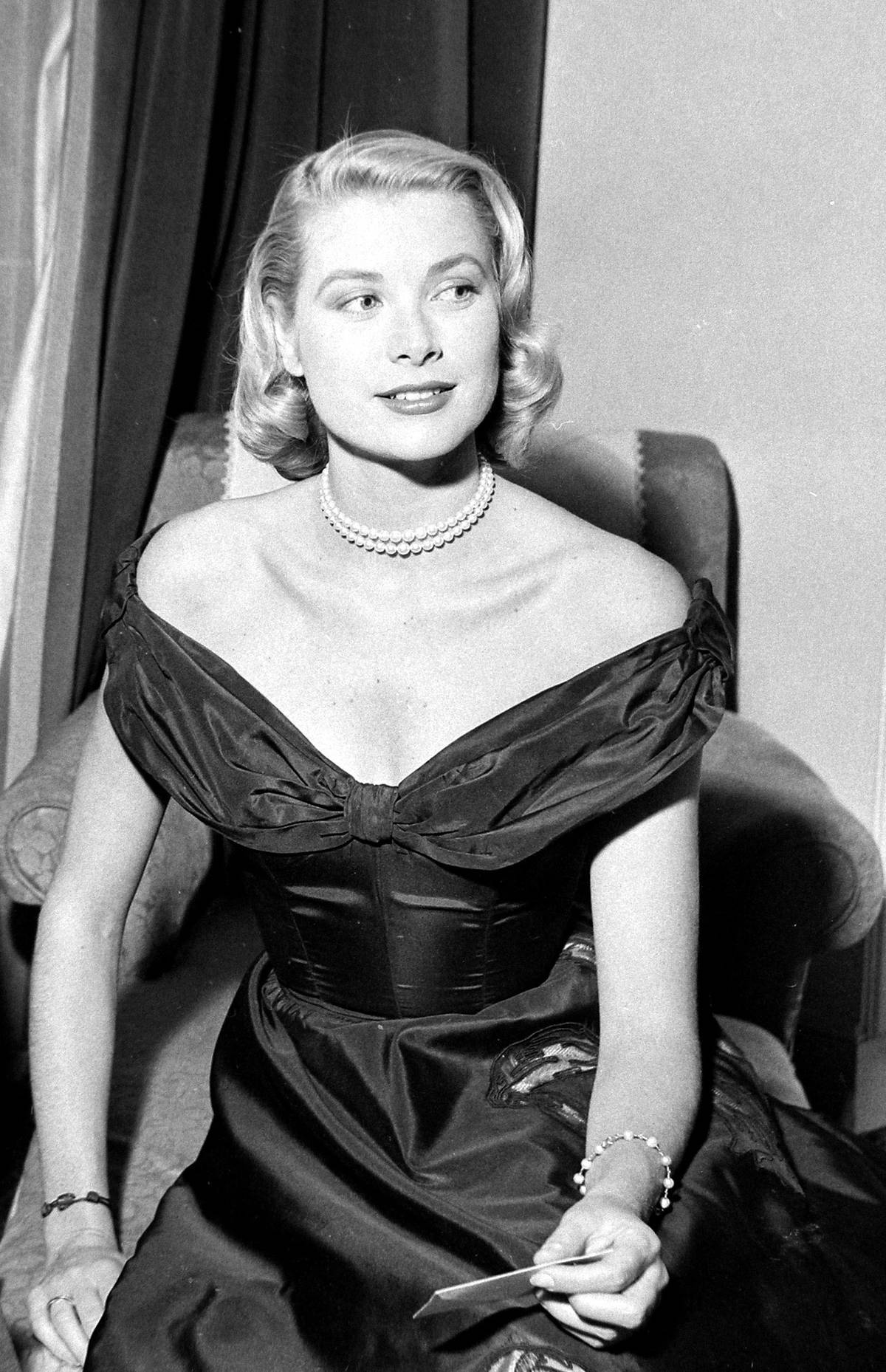 Rok 1955 a Grace Kelly v honosných šatech se spadlými rameny