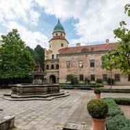 Na zámku Častolovice stojí za vidění i rozlehlý zámecký park s rozáriem