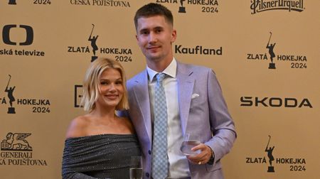Láska hokejové hvězdy Nečase? Blondýnka z dívčí kapely a influencerka Nykki. Neči ji sbalil na sítích