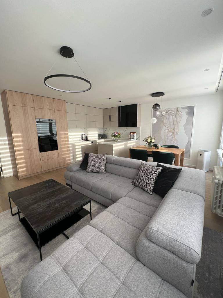 Pohled z obývacího pokoje na kuchyňský kout s jídelnou