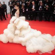 Čínská herečka Wan QianHui nedbala předepsaného dress codu a oblékla objemnou róbu 