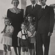 Magda Goebbelsová s manželem, třemi z jejich šesti společných dětí a s Adolfem Hitlerem. Jeho myšlenku nacismu tak moc obdivovala, že po prohře na konci války zavraždila svých šest dětí i samu sebe
