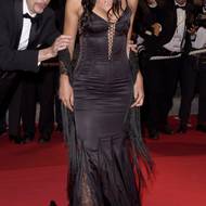 Rok 2002 a Monica Bellucci, jedna z nejsvůdnějších italských hereček, ve šněrovacích šatech Dolce & Gabbana