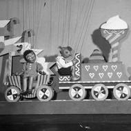 Z inscenace Hurvínkova čarovná vlaštovka z roku 1957