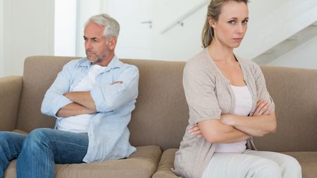 Má tři milenky. Jednu starší paní, druhá mi to přišla říct a s třetí má malé dítě. Prý nás chce všechny