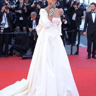 Rok 2017 a Rihanna, která zkrátka umí udělat dojem. V Cannes se objevila v haute couture róbě od značky Dior a odlehčila ji futuristickými cool brýlemi 