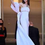 V roce 2022 na festivalu zazářila herečka Anne Hathaway, která si oblékla flitry poseté šaty Armani Privé 