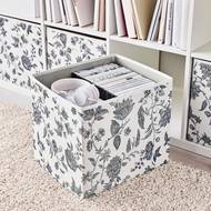 Dekorace s květinami nemusí být jen pestrobarevné. Pokud se řadíte mezi minimalisty, skvěle budou fungovat i tyto jednoduché úložné boxy, IKEA za 99 Kč
