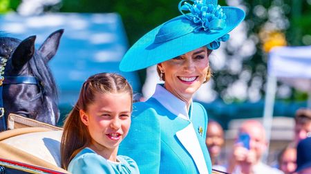 Hvězdami královské oslavy se staly Kate a Charlotte, máma s dcerou se sladily do tyrkysově modré