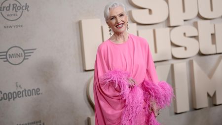 Minisukně v 77 letech? Proč ne! Maye Musk bourá módní předsudky a dokazuje, že věk je jen číslo