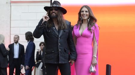 Liz Hurley je čerstvě zamilovaná do otce Miley Cyrus a fanoušci nechápou. Vždyť je to vidlák!