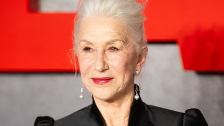 Úžasná Helen Mirren slaví 80. Miluje barvy, ranní milování a svého muže