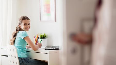 Kdy začít klepat na dveře pokojíčku vašeho dítěte a proč? Názory psychologů možná překvapí