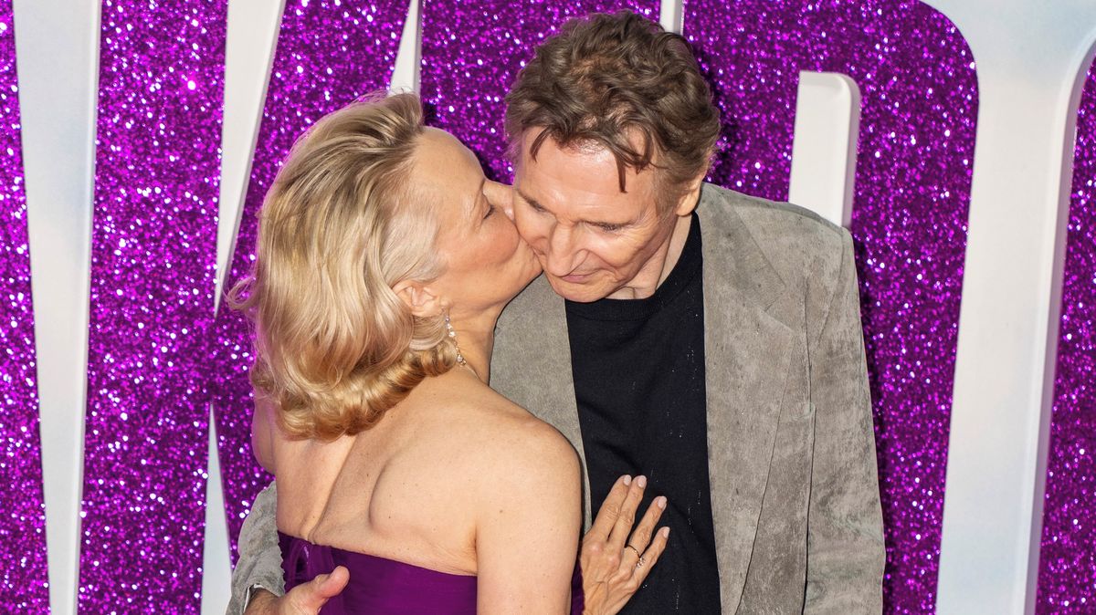 Pamela AndersonとLiam Neeson：ホテルを離れるのが一般的です！ほとんど隠れていないのが大好きです…